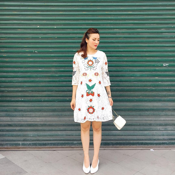 Một ngày cuối năm, Yến Nhi xuống phố với thiết kế đầm ren trắng thêu họa tiết nhẹ nhàng. Nữ ca sỹ điểm trang vẻ ngoài duyên dáng bằng đôi giày kitten và túi xách cùng tông màu trắng.