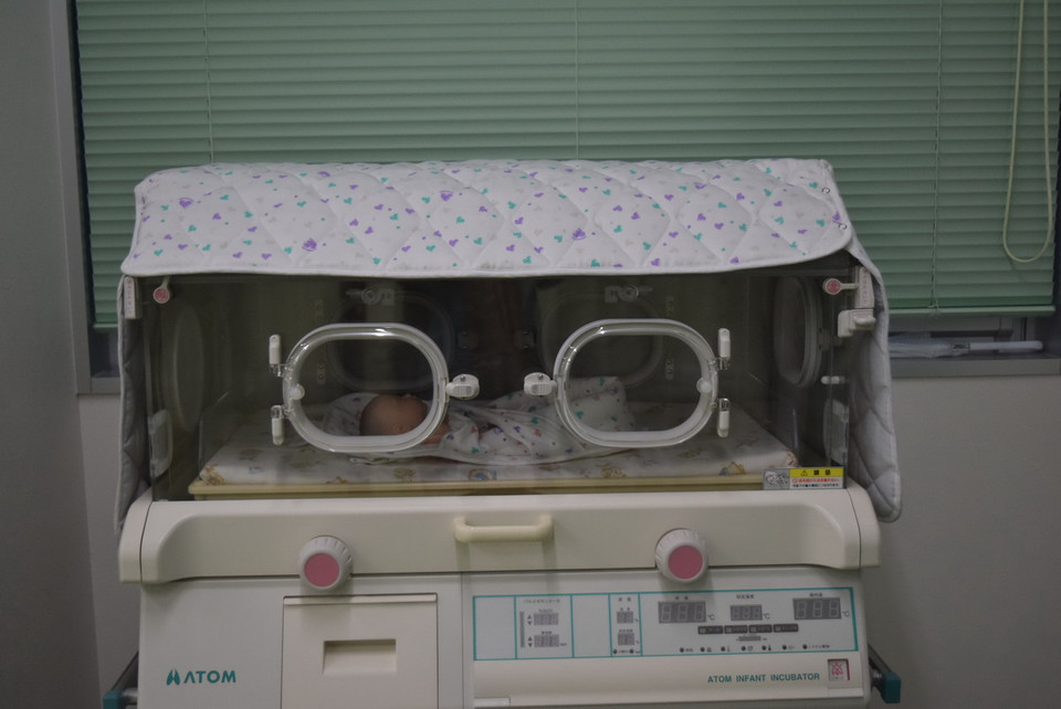 Búp bê mô phỏng trẻ sơ sinh trong lồng kính. (Ảnh: Nguyễn Tuyến-Gia Quân/Vietnam+)