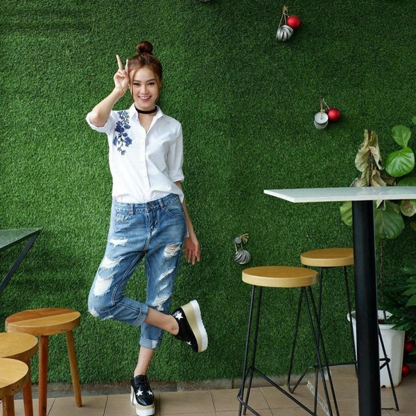 Ninh Dương Lan Ngọc cũng không cưỡng lại sức hút của sơmi trắng và quần jeans khi mix cả 2 item này với giày 'bánh mỳ' năng động.