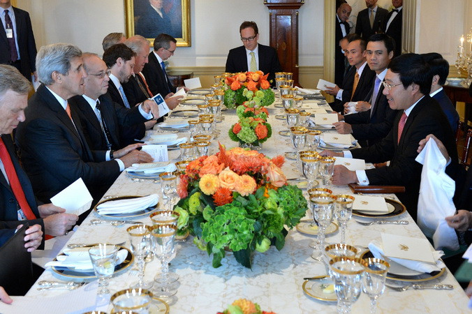 Tại buổi ăn trưa và làm việc. (Ảnh: Tuấn Đạt/Vietnam+)