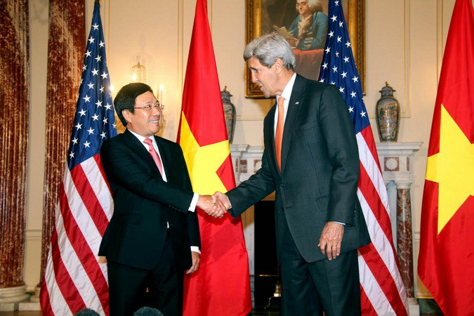 Phó Thủ tướng Phạm Bình Minh bắt tay Ngoại trưởng Mỹ John Kerry. (Ảnh: Tuấn Đạt/Vietnam+) 