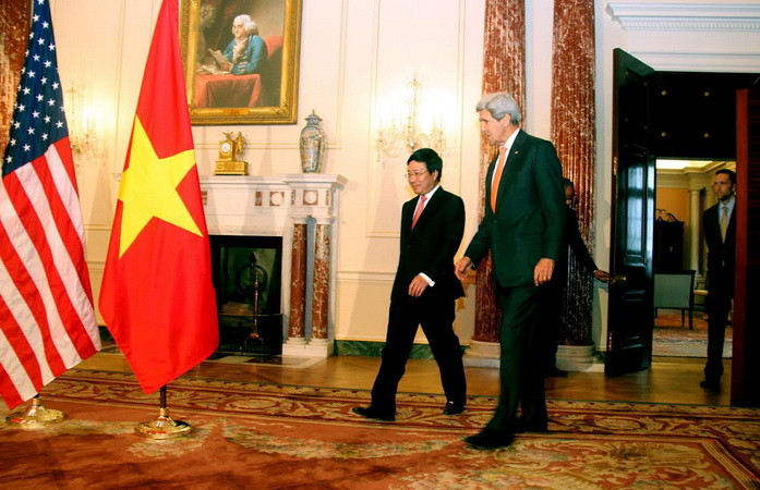 Phó Thủ tướng Phạm Bình Minh và Ngoại trưởng Mỹ John Kerry bước ra từ trong phòng. (Ảnh: Tuấn Đạt/Vietnam+)