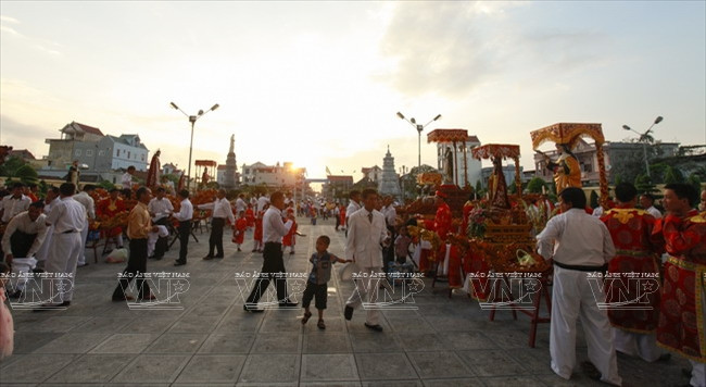 Khoảng sân rộng lớn trong khuôn viên nhà thờ Phú Nhai.