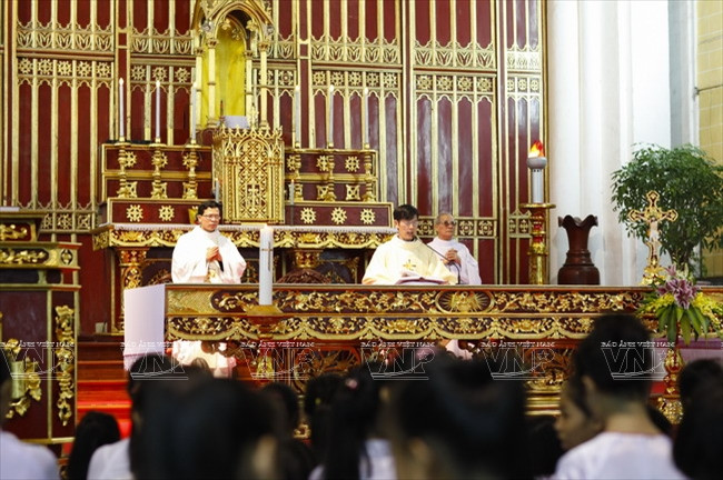 Làm lễ trong tiểu Vương cung thánh đường Phú Nhai.