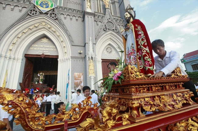 Giáo dân Phú Nhai chuẩn bị rước kiệu trong ngày lễ thánh.