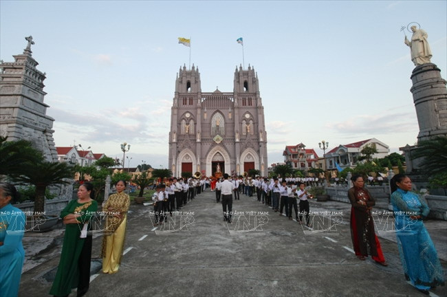 Giáo dân Phú Nhai trong ngày lễ thánh tại nhà thờ Phú Nhai.