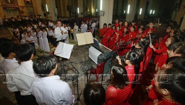 Dàn đồng ca ở nhà thờ Phú Nhai.