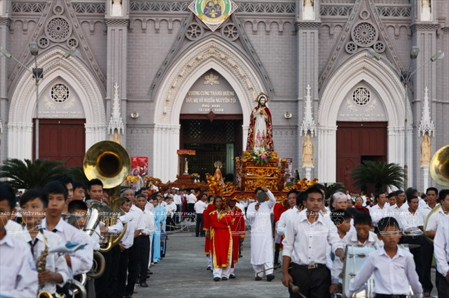 Mặt trước nhà thờ Phú Nhai với kiến trúc kiểu Gothic.