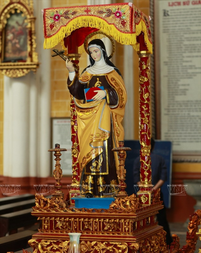 Tượng thánh sơn mài trong tiểu Vương cung thánh đường.
