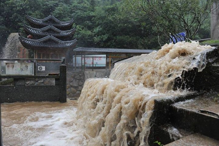 Trong 24 giờ tới, gió mạnh và mưa lớn vẫn tiếp tục diễn ra. Cơ quan khí tượng địa phương đã phải đưa ra mức cảnh báo cao nhất cho trận bão này. (Nguồn: CCTVNews)