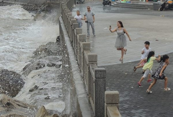 Sức gió mạnh nhất của cơn bão lên tới 45m mỗi giây. Mưa lớn xảy ra ở khu vực miền Trung và Đông của Chiết Giang, kèm theo đó là lũ quét ở nhiều nơi. (Nguồn: CCTVNews)