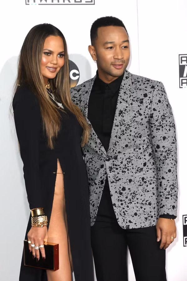 Cặp đôi John Legend - Chrissy Teigen tiếp tục sánh đôi trên thảm đỏ. Hai người luôn luôn có mặt tại các sự kiện lớn cùng nhau với trang phục đồng điệu. 