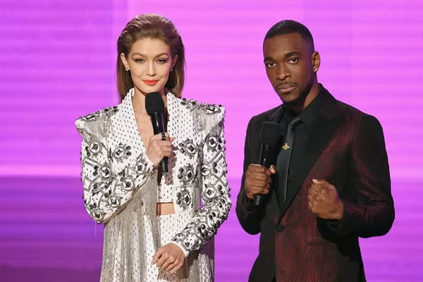 Gigi Hadid và Jay Pharoah trong vai trò dẫn chương trình AMA 2016.
