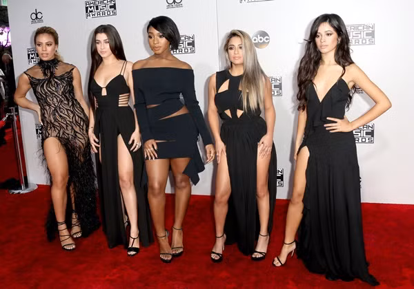 Nhóm nhạc Fifth Harmony chọn tông màu đen chủ đạo cho trang phục của cả nhóm. Mỗi bộ trang phục được lựa chọn riêng phù hợp với từng cô nàng trong nhóm. 