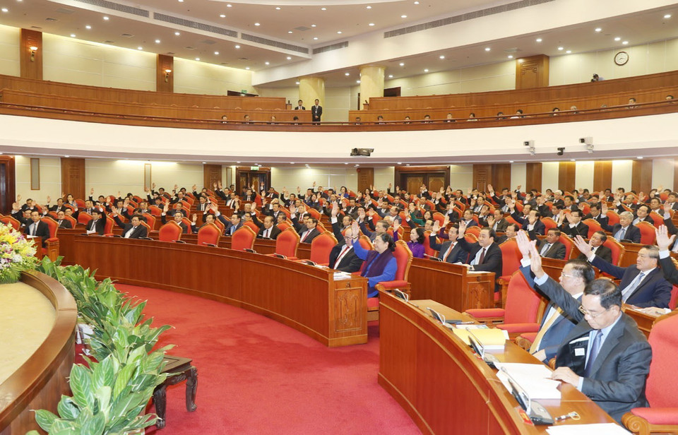 Các đồng chí lãnh đạo Đảng, Nhà nước và các đại biểu biểu quyết thông qua chương trình hội nghị. (Ảnh: Trí Dũng/TTXVN)