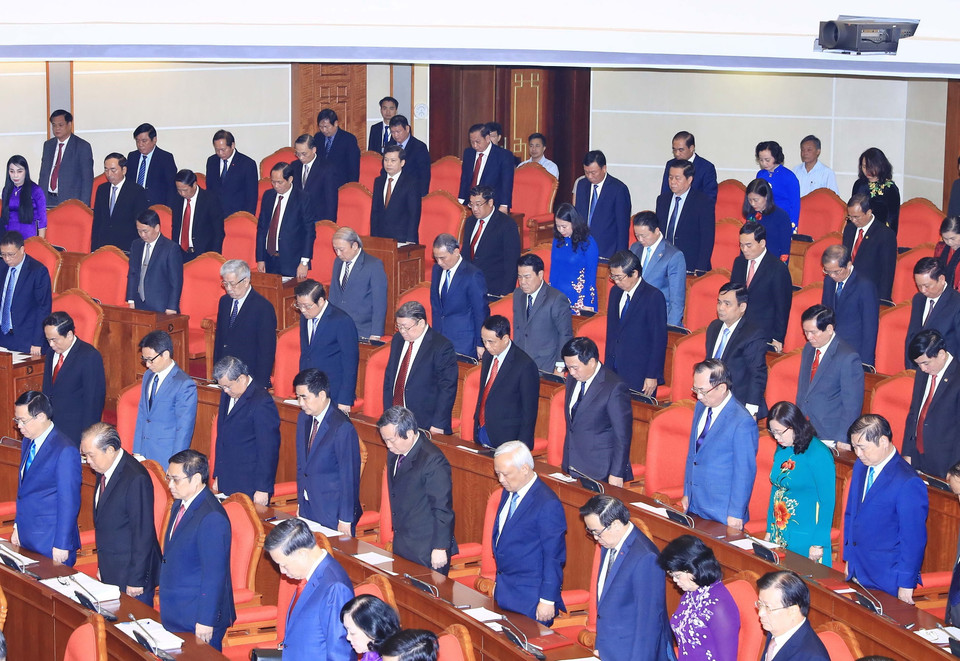 Các đại biểu dành một phút mặc niệm tưởng nhớ nguyên Tổng Bí thư Đỗ Mười và Chủ tịch nước Trần Đại Quang. (Ảnh: Thống Nhất/TTXVN)