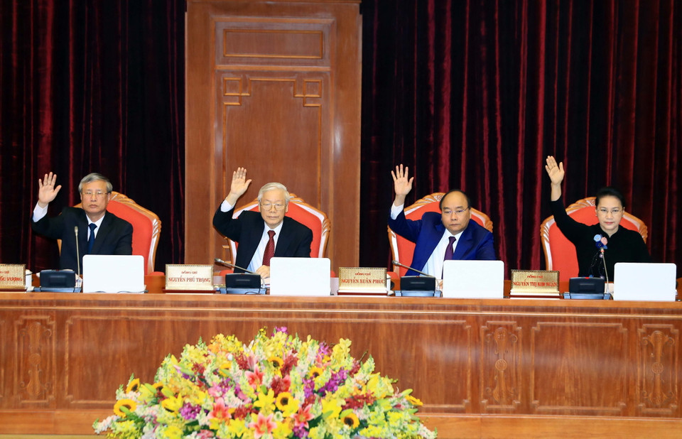 Tổng Bí thư Nguyễn Phú Trọng, Thủ tướng Nguyễn Xuân Phúc, Chủ tịch Quốc hội Nguyễn Thị Kim Ngân và đồng chí Trần Quốc Vượng, Ủy viên Bộ Chính trị, Thường trực Ban Bí thư biểu quyết thông qua chương trình hội nghị. (Ảnh: Thống Nhất/TTXVN)