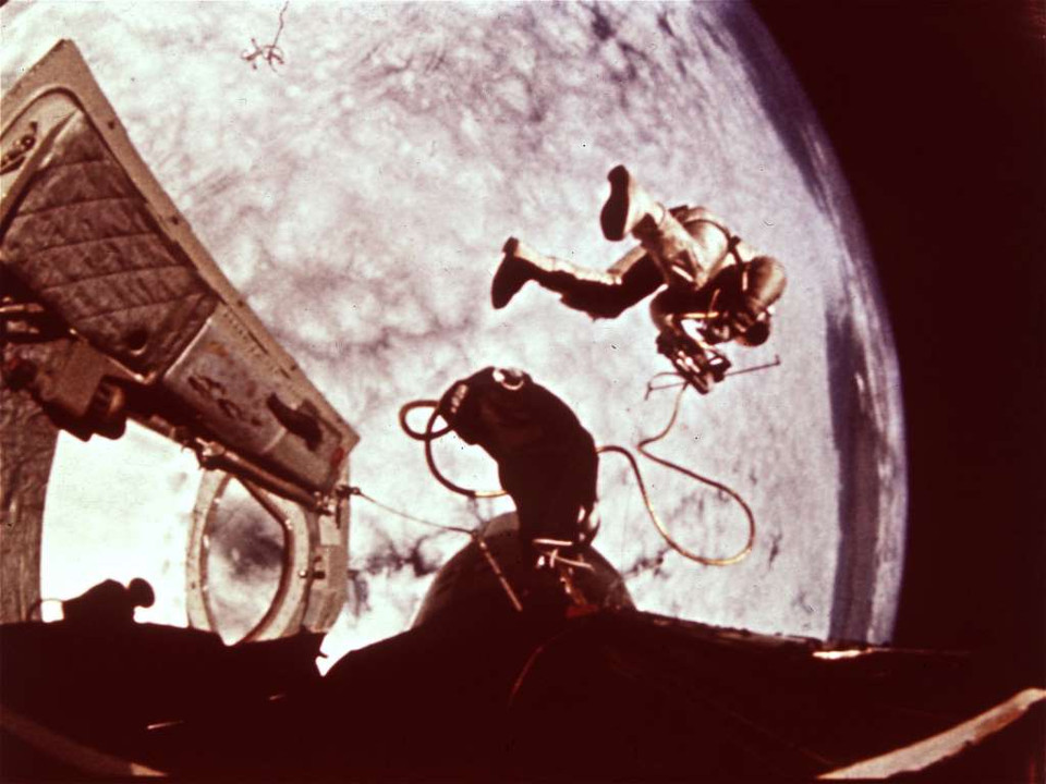 Edward Higgins White là người Mỹ đầu tiên bước chân vào vũ trụ trong dự án vũ trụ Gemini 4 , thực hiện vào tháng Sáu năm 1965. (Nguồn: AP)