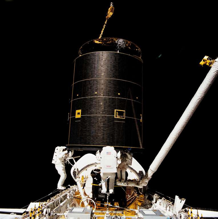 Ba phi hành gia Richard J. Hieb, Thomas D. Akers and Pierre J. Thuot và chuyến đi bộ ngoài không gian lịch sử vào tháng 5/1992. (Nguồn: NASA)