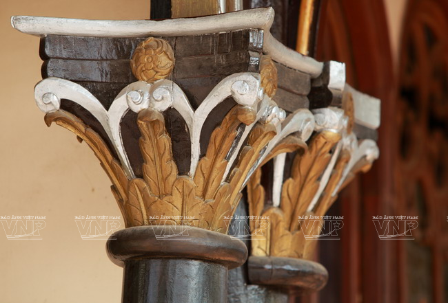 Hàng cột gỗ của nhà thờ được chạm trổ các hoa văn tráng lệ.