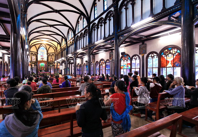 Một buổi sinh hoạt tôn giáo của đồng bào dân tộc bản địa trong giáo đường nhà thờ gỗ.