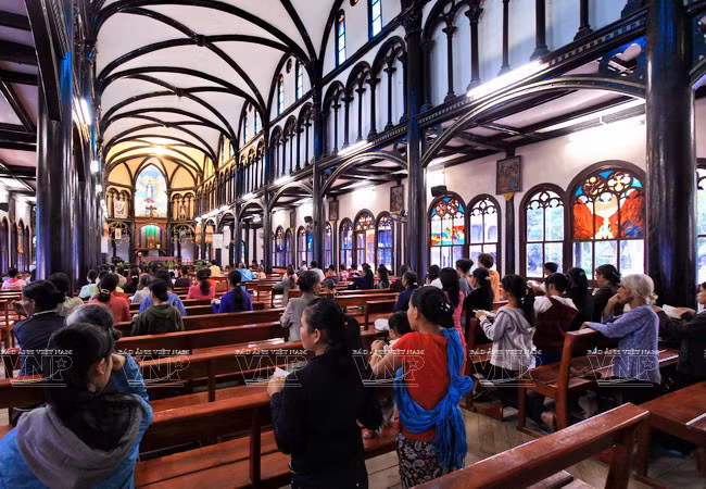 Một buổi sinh hoạt tôn giáo của đồng bào dân tộc bản địa trong giáo đường nhà thờ gỗ.