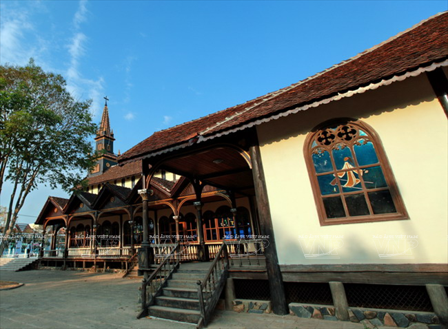 Sự pha trộn giữa kiến trúc nhà sàn tây Nguyên và kiến trúc nhà thờ phương Tây đã tạo nên một công trình tôn giáo mang tính thẩm mỹ rất cao của Nhà thờ Chánh tòa Kon Tum.