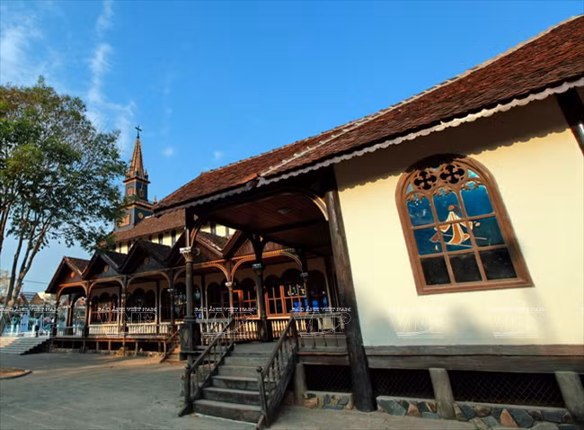 Sự pha trộn giữa kiến trúc nhà sàn tây Nguyên và kiến trúc nhà thờ phương Tây đã tạo nên một công trình tôn giáo mang tính thẩm mỹ rất cao của Nhà thờ Chánh tòa Kon Tum.