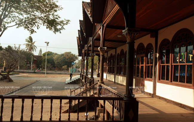 Sàn nhà thờ được lát hoàn toàn bằng gỗ và cách mặt đất khoảng 1m.