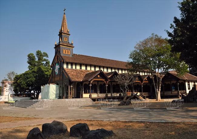 Nhà thờ Chánh tòa Kom Tum, còn có tên là nhà thờ gỗ, một công trình kiến trúc độc đáo và là niềm tự hào của người dân tỉnh Kom Tum.