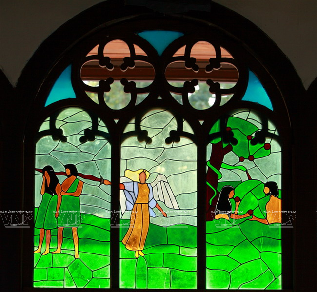 Các khung cửa kính màu của nhà thờ được trang trí các bức tranh mô tả các điển tích trong kinh thánh.