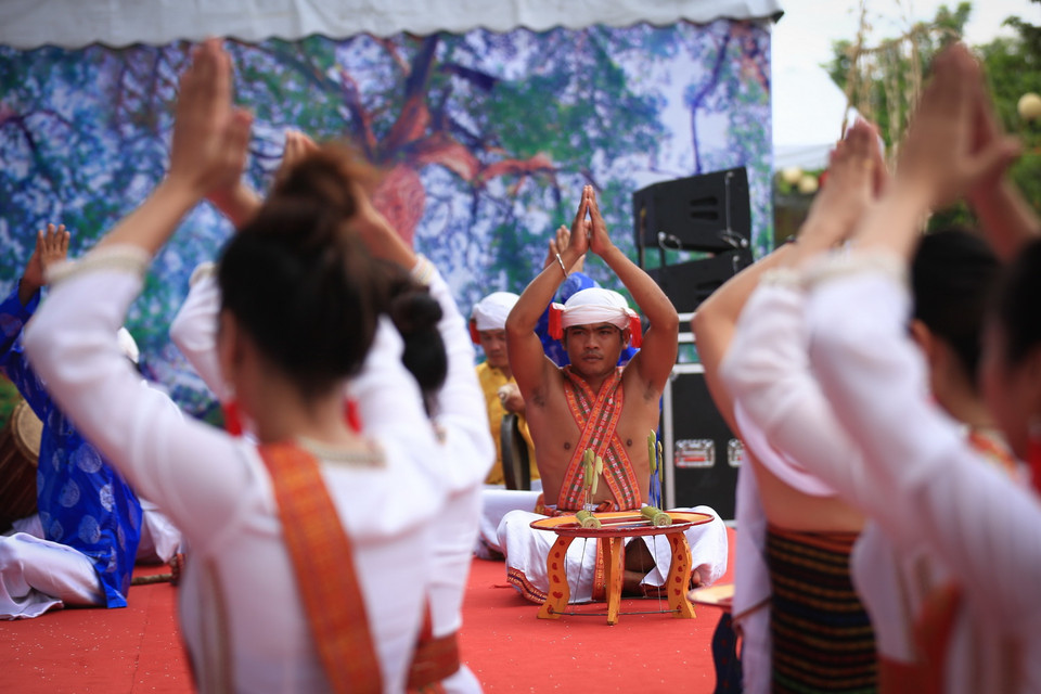 Phần trình diễn trích đoạn “Lễ hội Cầu an” mang đậm văn hóa tín ngưỡng phồn thực của đồng bào người Chăm đến từ tỉnh Bình Thuận. (Ảnh: Trọng Đạt/TTXVN)