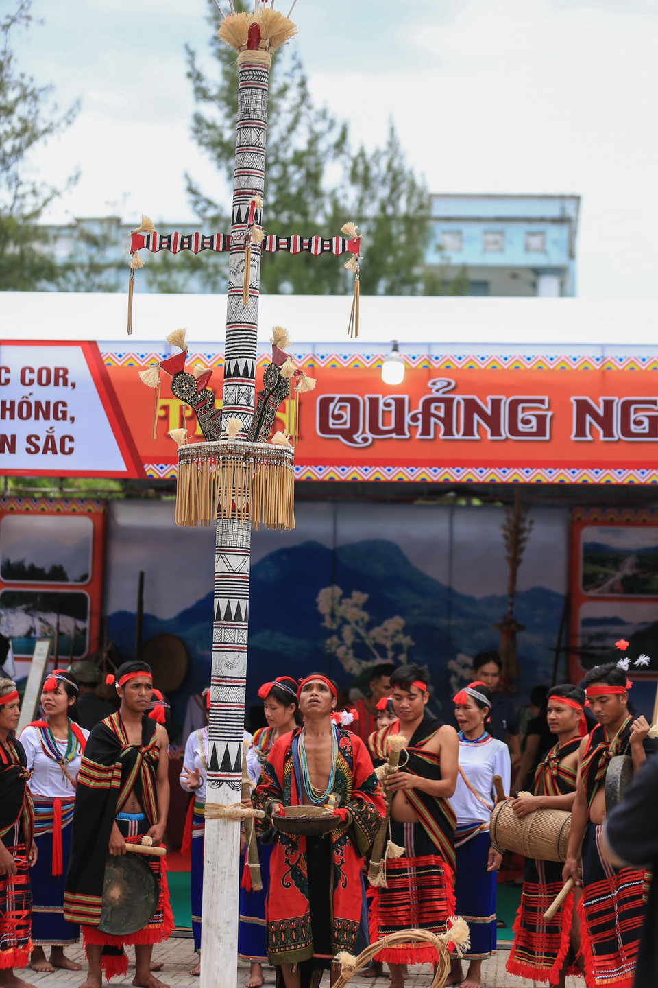  Phần trình diễn trích đoạn “Lễ hội Ăn Trâu” của đồng bào người COR đến từ tỉnh Quảng Ngãi. (Ảnh: Trọng Đạt/TTXVN)