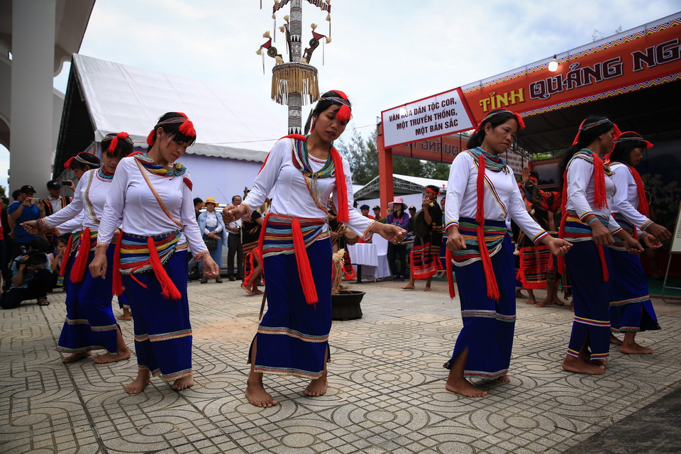 Phần trình diễn trích đoạn “Lễ hội Ăn Trâu” của đồng bào người COR đến từ tỉnh Quảng Ngãi. (Ảnh: Trọng Đạt/TTXVN)