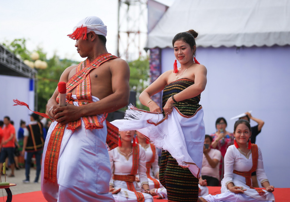 Phần trình diễn trích đoạn “Lễ hội Cầu an” mang đậm văn hoá tín ngưỡng phồn thực của đồng bào người Chăm đến từ tỉnh Bình Thuận. (Ảnh: Trọng Đạt/TTXVN)