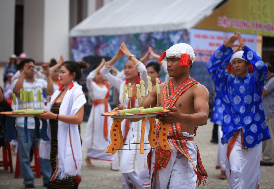 Phần trình diễn trích đoạn “Lễ hội Cầu an” mang đậm văn hóa tín ngưỡng phồn thực của đồng bào người Chăm đến từ tỉnh Bình Thuận. (Ảnh: Trọng Đạt/TTXVN)
