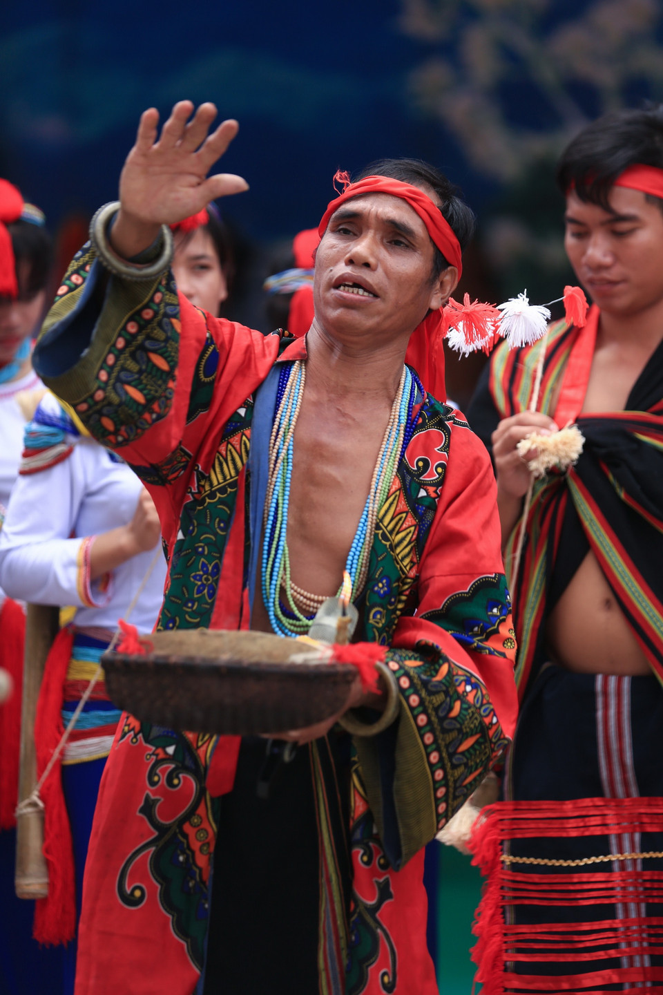 Thầy cúng người dân tộc Cor đang thực hiện các nghi lễ trong phần trình diễn trích đoạn “Lễ hội Ăn Trâu” của đồng bào người COR đến từ tỉnh Quảng Ngãi. (Ảnh: Trọng Đạt/TTXVN)