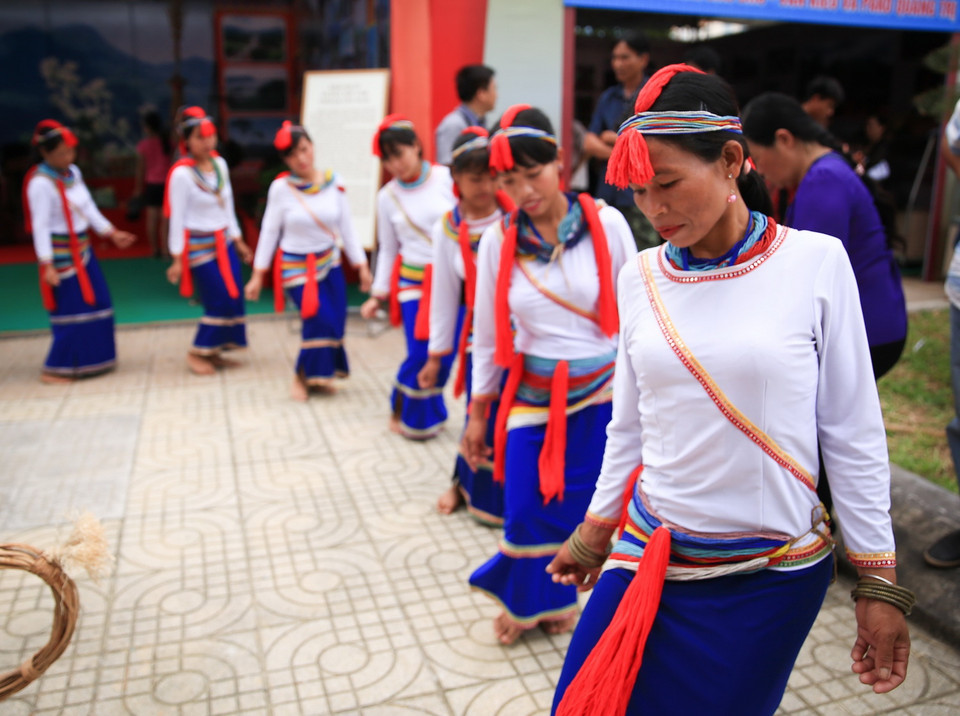 Phần trình diễn trích đoạn “Lễ hội Ăn Trâu” của đồng bào người COR đến từ tỉnh Quảng Ngãi. (Ảnh: Trọng Đạt/TTXVN)