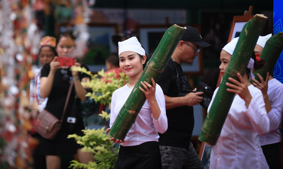 Phần trình diễn trích đoạn buổi sinh hoạt cộng đồng của đồng bào người Mường đến từ tỉnh Nghệ An. (Ảnh: Trọng Đạt/TTXVN)