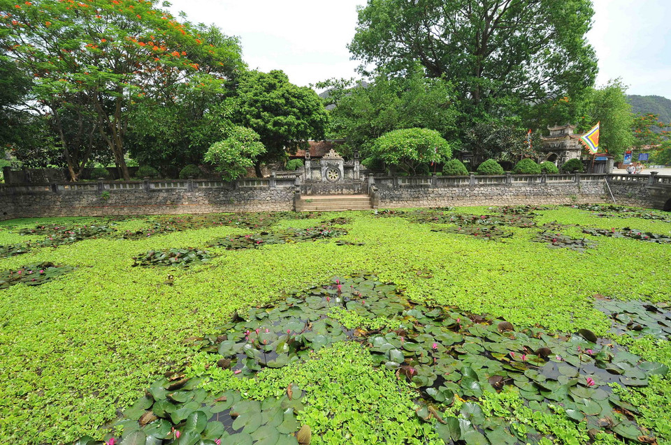 Hồ bán nguyệt trước Đền thờ Vua Đinh Tiên Hoàng trong Khu di tích Cố đô Hoa Lư. (Ảnh: Minh Đức/TTXVN)