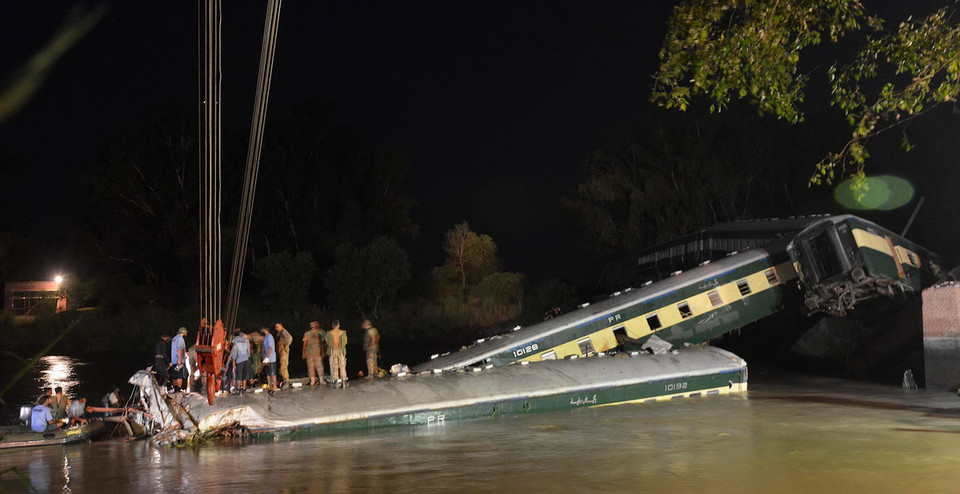 Lực lượng cứu hộ làm việc tại hiện trường vụ tai nạn. (Nguồn: THX/TTXVN)