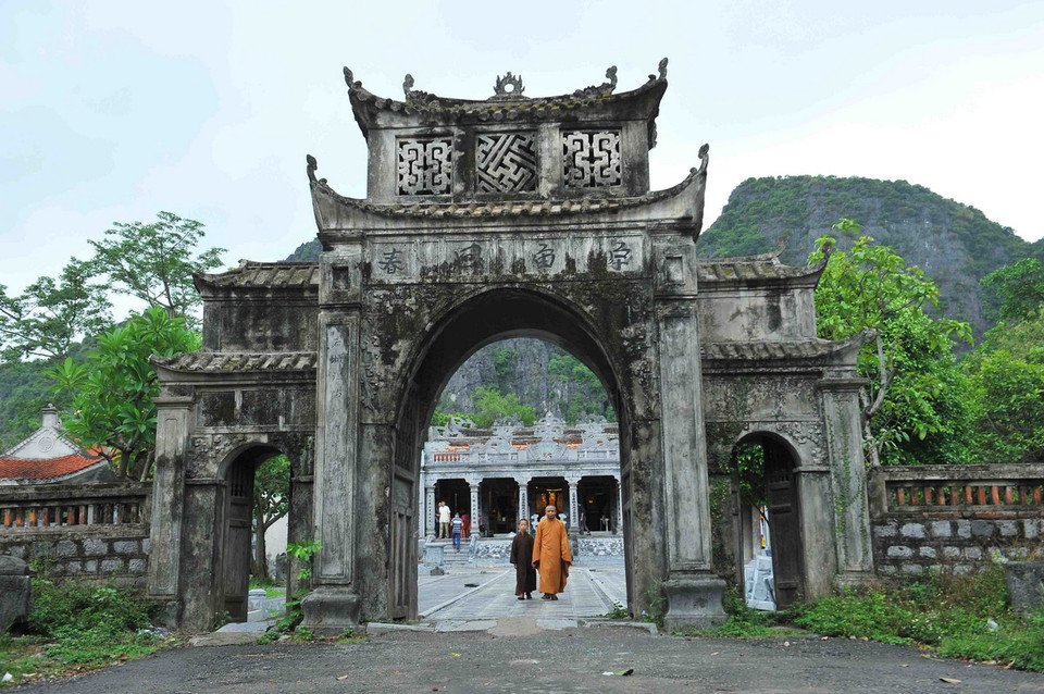 Đền Thái Vi, thuộc thôn Văn Lâm, xã Ninh Hải, huyện Hoa Lư (tỉnh Ninh Bình) là nơi thờ các vua đầu nhà Trần như Trần Thái Tông, Trần Thánh Tông, Trần Nhân Tông, Trần Anh Tông; các tướng Trần Hưng Đạo, Trần Quang Khải và hoàng hậu Thuận Thiên - những người đã lập ra hành cung Vũ Lâm, một cứ địa trong kháng chiến chống Nguyên Mông. (Ảnh: Minh Đức/TTXVN)