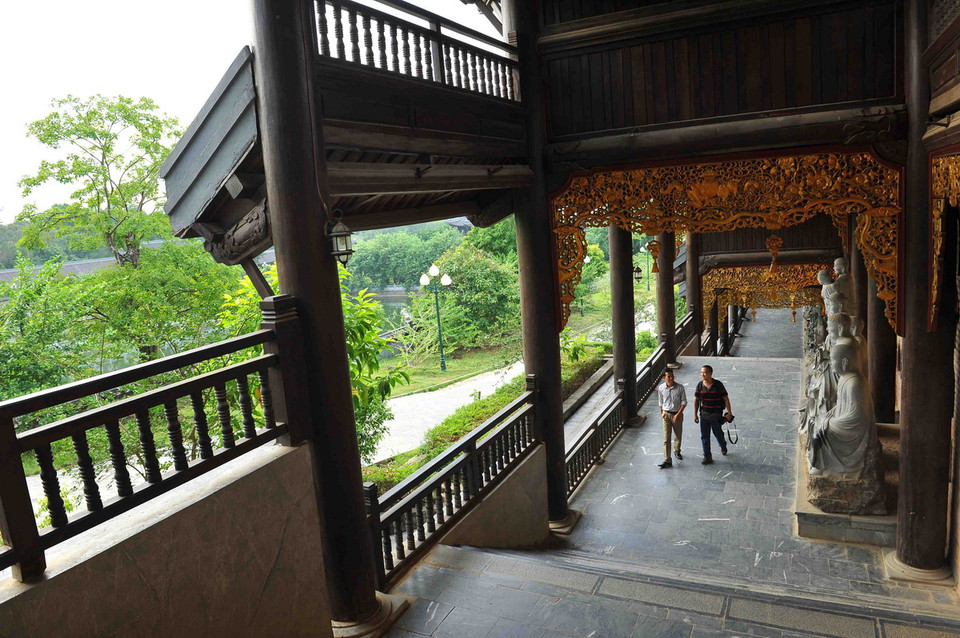 Chùa Bái Đính, thuộc Khu du lịch sinh thái Tràng An, là một ngôi chùa nổi tiếng với hành lang La Hán dài nhất châu Á (gần 3 km) gồm 500 pho tượng La Hán bằng đá xanh. (Ảnh: Minh Đức/TTXVN)