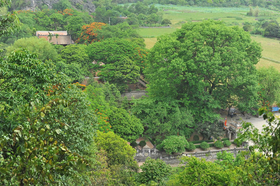 Đền thờ Vua Đinh Tiên Hoàng nhìn từ núi Trường Yên - di tích quan trọng thuộc vùng bảo vệ đặc biệt của quần thể di sản Cố đô Hoa Lư. (Ảnh: Minh Đức/TTXVN)