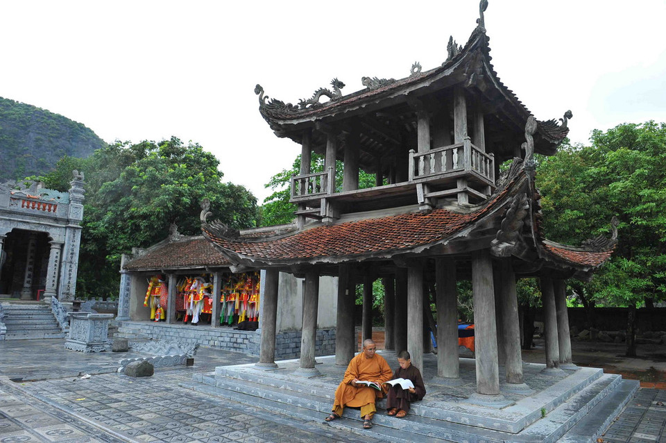 Gác chuông cổ làm bằng gỗ lim, các mái lợp ngói mũi hài. (Ảnh: Minh Đức/TTXVN)