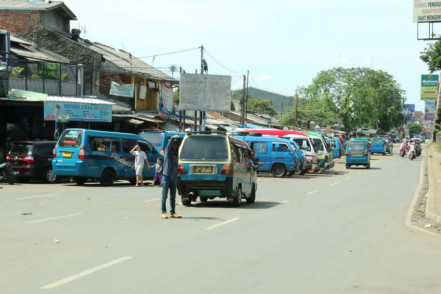 Bến xe Angkot, phương tiện di chuyển chủ yếu tại các thị trấn, thành phố nhỏ ở Indonesia vẫn hoạt động bình thường trong dịp nghỉ lễ Idul Fitri.(Ảnh: Đỗ Quyên/Vietnam+)
