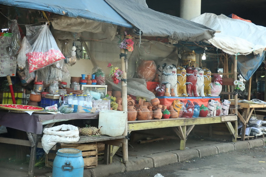 Đồ gốm, sứ bày bán tại chợ Cileungsi. (Ảnh; Đỗ Quyên/Vietnam+)