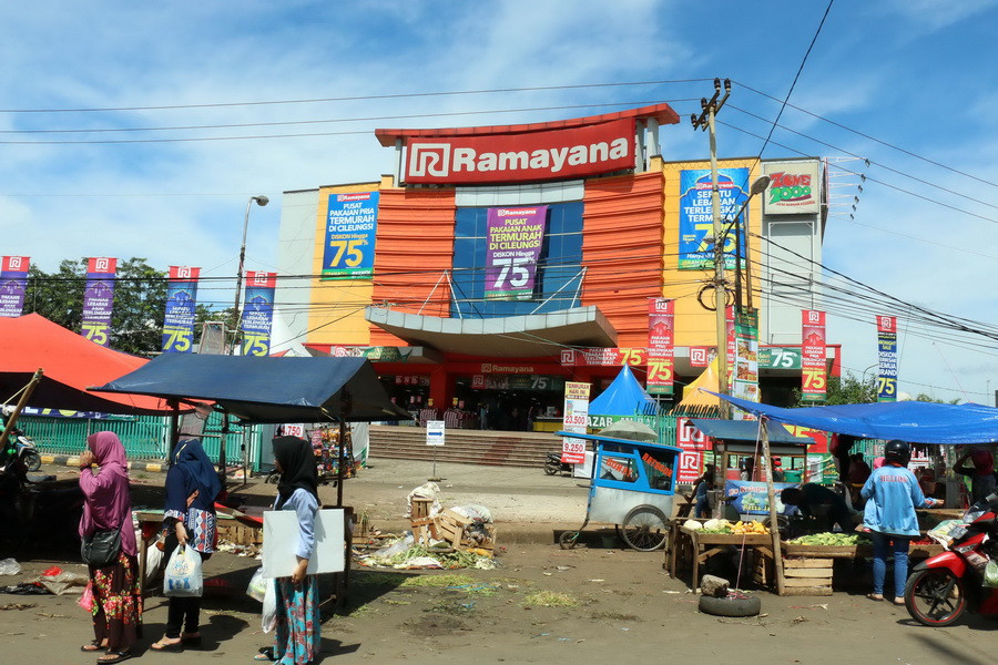 Trung tâm thương mại của thị trấn Cileungsi. (Ảnh: Đỗ Quyên/Vietnam+)