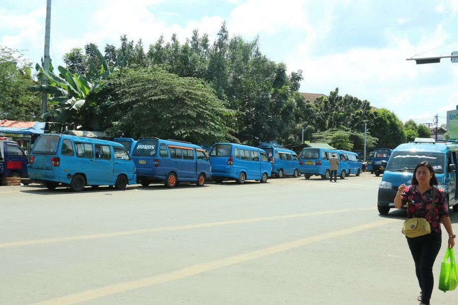 Bến xe Angkot, phương tiện di chuyển chủ yếu tại các thị trấn, thành phố nhỏ ở Indonesia vẫn hoạt động bình thường trong dịp nghỉ lễ Idul Fitri.(Ảnh: Đỗ Quyên/Vietnam+)