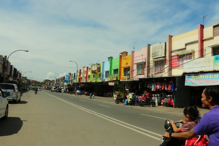 Dãy phố chính của thị trấn vắng vẻ vì nhiều cửa hàng đóng cửa trong dịp lễ. (Ảnh: Đỗ Quyên/Vietnam+)